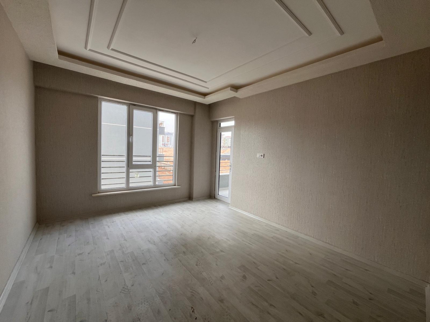 KOSOVA DA SIFIR BALKON TEZGAHLI 3+1 DAİRE